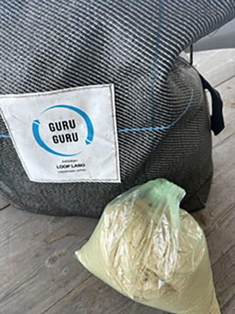コンポストの中には野菜のごみと米ぬか